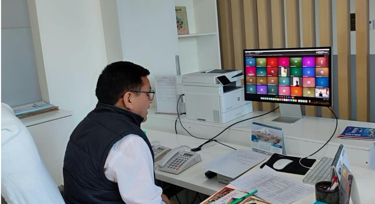 टिहरी गढ़वाल में कार्यालय में कंप्यूटर पर कार्य करते अपर जिलाधिकारी शैलेन्द्र सिंह नेगी