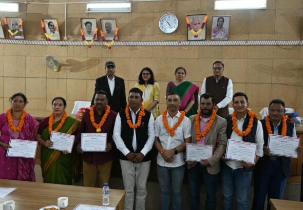 टिहरी गढ़वाल में जिला योजना समिति के 17 निर्विरोध निर्वाचित सदस्यों को प्रमाण पत्र वितरित करतीं जिलाधिकारी नितिका खण्डेलवाल
