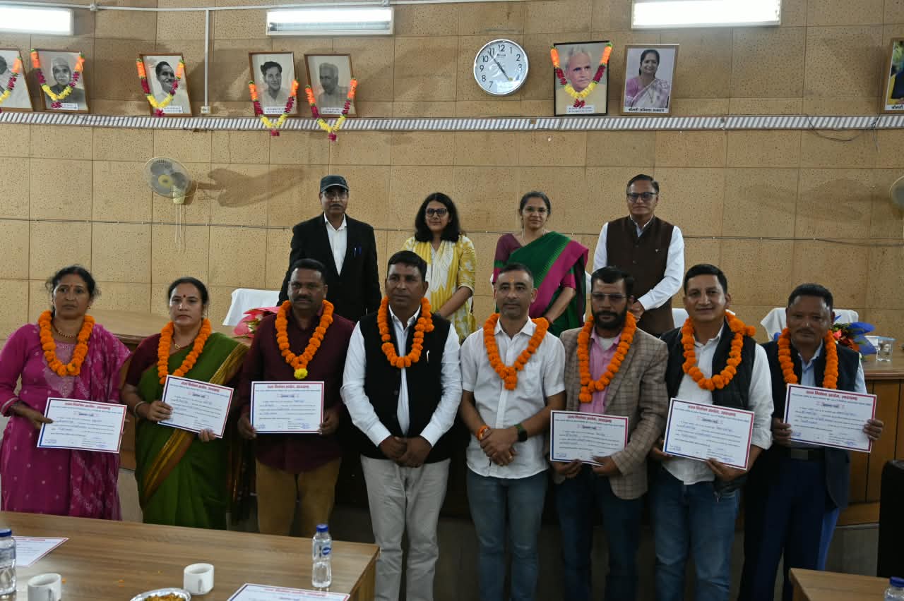टिहरी गढ़वाल में जिला योजना समिति के 17 निर्विरोध निर्वाचित सदस्यों को प्रमाण पत्र वितरित करतीं जिलाधिकारी नितिका खण्डेलवाल