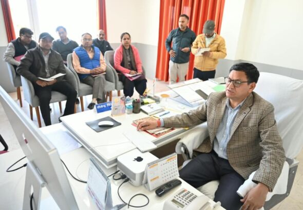 टिहरी गढ़वाल में अपर जिलाधिकारी शैलेन्द्र सिंह नेगी की अध्यक्षता में आयोजित एनसीओआरडी बैठक में उपस्थित अधिकारी।