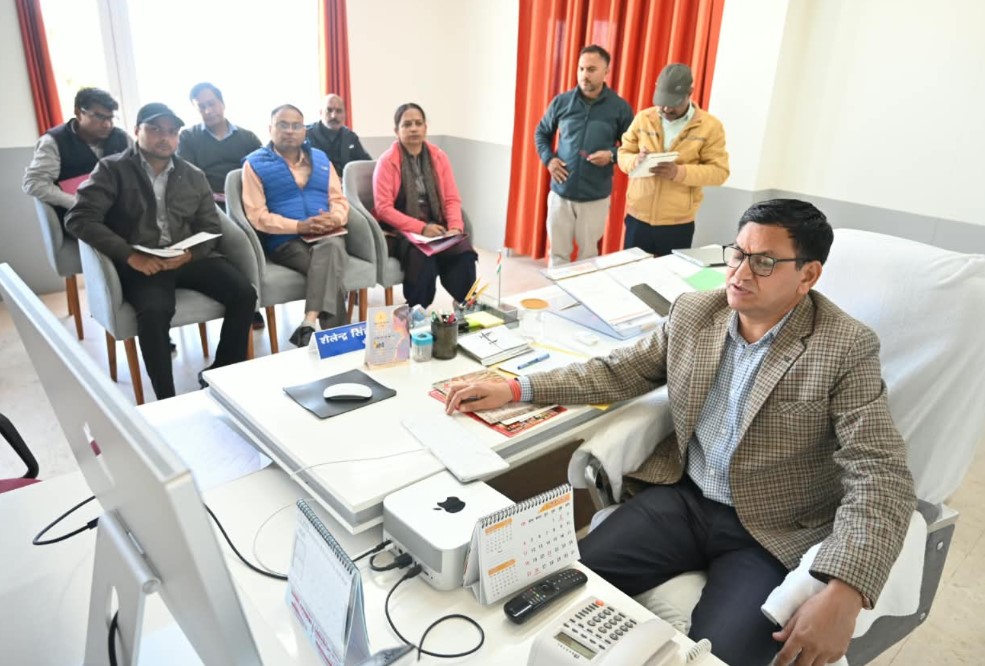 टिहरी गढ़वाल में अपर जिलाधिकारी शैलेन्द्र सिंह नेगी की अध्यक्षता में आयोजित एनसीओआरडी बैठक में उपस्थित अधिकारी।